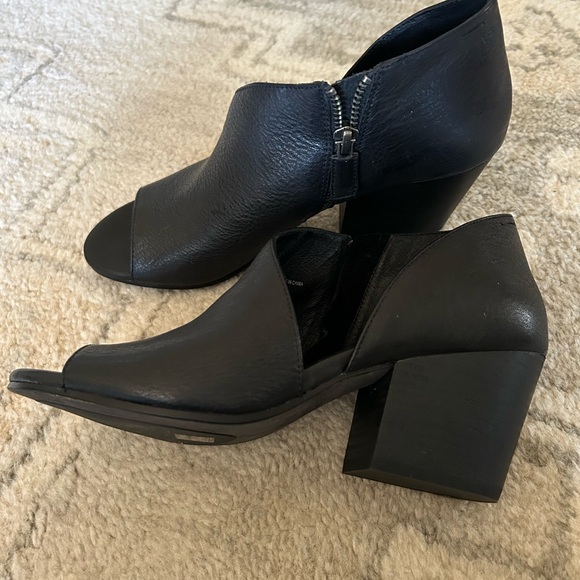 Eileen Fisher Drake Asymmetric Wrap Toe Side Zip Black Leather Bootie Size 7.5 - Picture 4 of 6